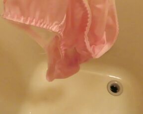 Piss-covered Pink Panties 小便ぶっかけ後のピンクのパンティー